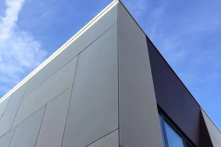 Fachada con paneles de aluminio compuesto