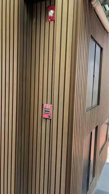 Fachada con lambrín en exterior