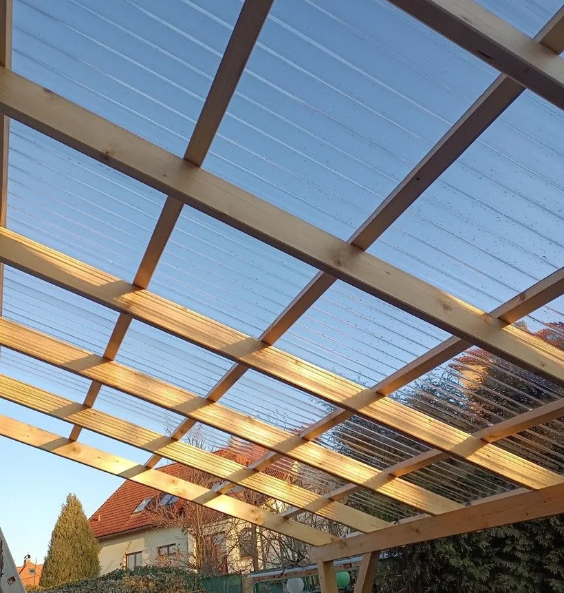 Pérgola de madera con techo de lámina de policarbonato R-101 transparente