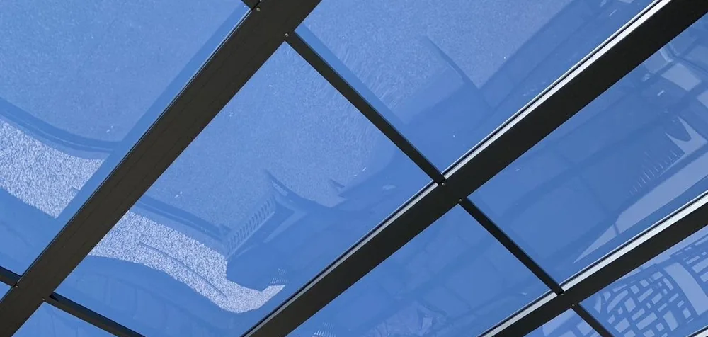 Pérgola con techo de policarbonato sólido transparente